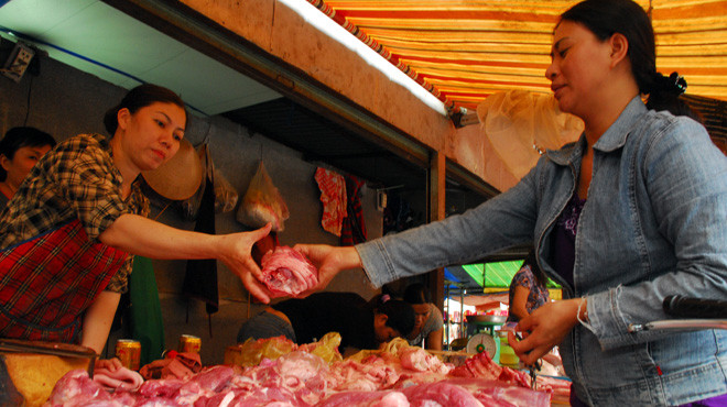 Tại chợ Căn Cứ, Q.Gò Vấp, TP.HCM chiều 25-12, thịt ba rọi giá 85.000 đồng/kg, tăng gần 20.000 đồng so với đầu tháng 12