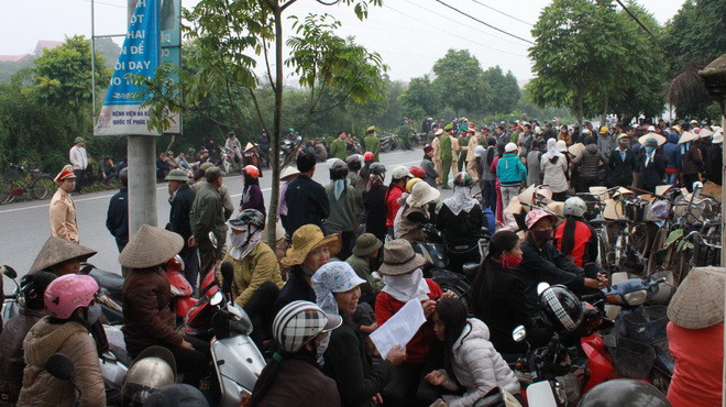 Hàng trăm người dân Văn Giang có mặt bên ngoài phiên tòa