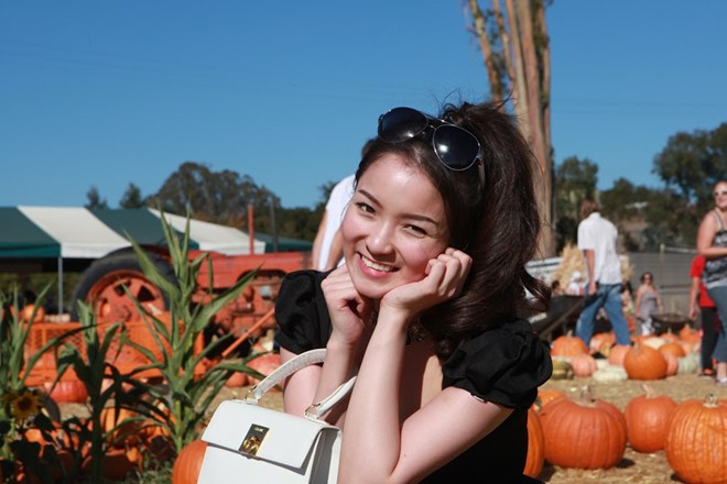 Trước đây, khi còn ở Việt Nam, có nhiều những thông tin tiêu cực, không chính xác đã tác động khiến cho Thủy Top không có điều kiện thể hiện hết cá tính của mình. Trong chuyến roadtrip tới Cali, dù để mặt mộc và không tạo dáng cầu kỳ, nhưng trông Thuỷ Top vẫn xinh đẹp và tràn ngập sự vui vẻ, lạc quan. Bài viết: http://news.zing.vn/Thuy-Top-mat-moc-di-choi-California-post370716.html#home_cate.tinmoi Nguồn Zing News 