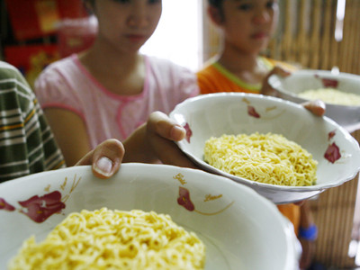 “Cho rằng E102 sử dụng đúng hàm lượng là an toàn thì đó là kết luận võ đoán, chưa thực sự lấy sức khỏe của người tiêu dùng làm trọng”, PGS.TS Nguyễn Duy Thịnh Ảnh: Quốc Dũng, Hồng Vĩnh