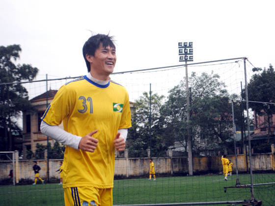 Nụ cười rạng rỡ của Công Vinh trong buổi tập chiều qua trên sân Vinh