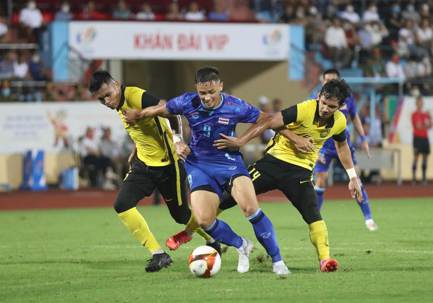 Patrik Gustavsson (9) sẽ làm tất cả để cùng đồng đội vượt qua nỗi thất vọng ở trận thua U23 Malaysia để giành vé vào bán kết ảnh Trọng Tài Patrik Gustavsson (9) sẽ làm tất cả để cùng đồng đội vượt qua nỗi thất vọng ở trận thua U23 Malaysia để giành vé vào bán kết ảnh Trọng Tài