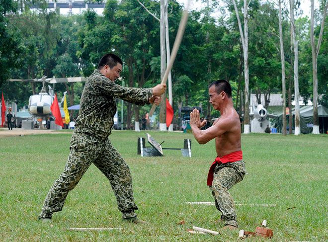 Đầu không khác gì cục sắt khi chống đỡ một cú vạng bằng gậy