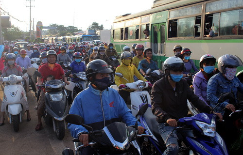 Tài xế dùng tiền xu mua vé phản đối BOT đường tránh Biên Hòa ảnh 2