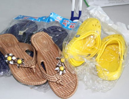 Các mẫu dép được mang đi kiểm nghiệm chất độc. Các mẫu dép được mang đi kiểm nghiệm chất độc