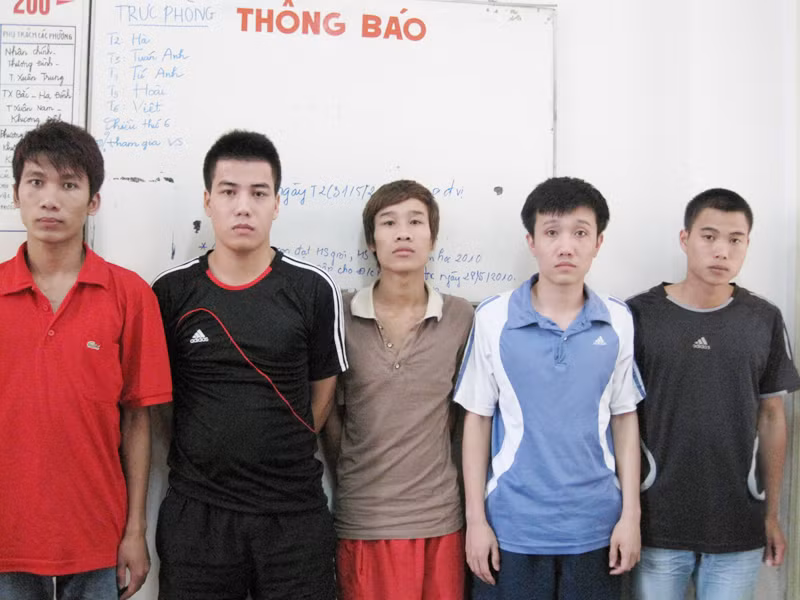 5 tên côn đồ tại cơ quan công an (Nguyễn Đức Sơn đứng giữa)