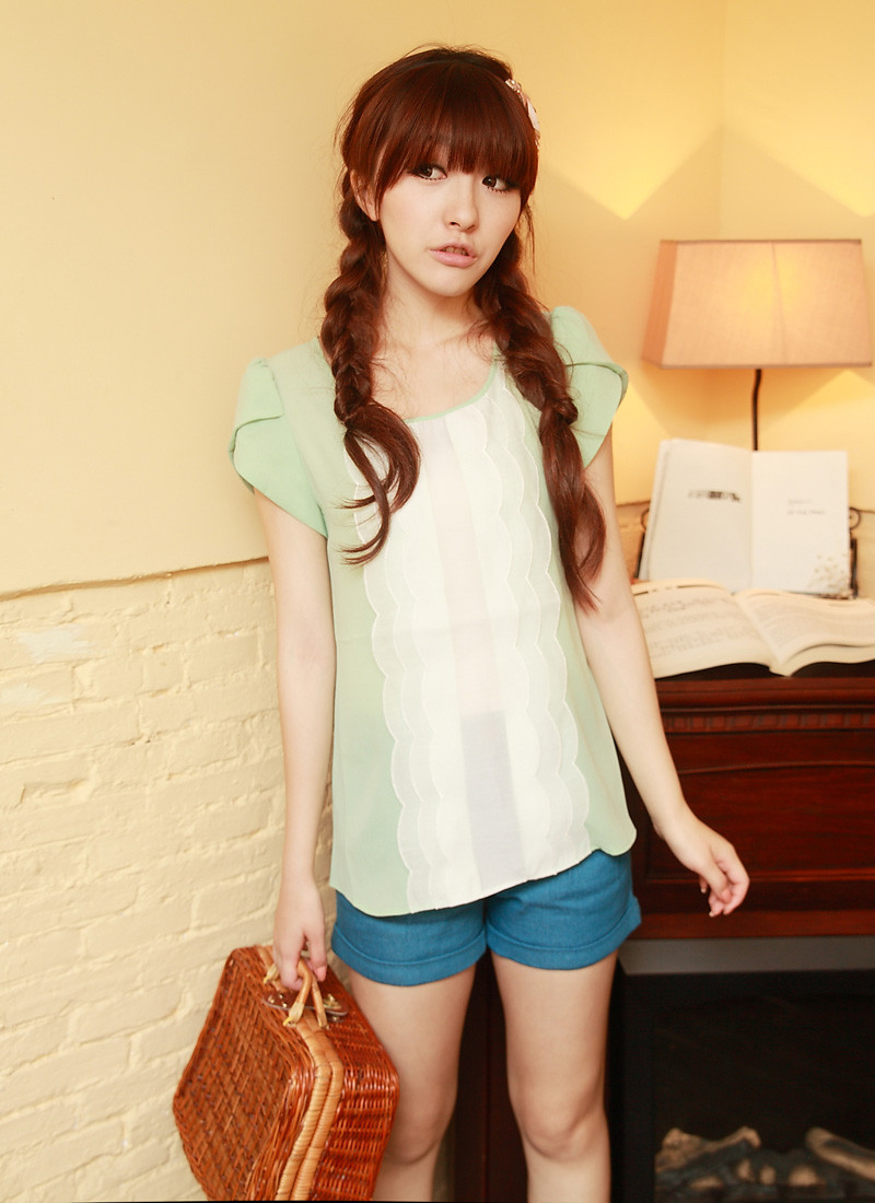 Trong tủ đồ nhà bạn hẳn không thể thiếu quần shorts. Với chức năng mang lại sự thoải mái, năng động cũng như giúp bạn gái “khoe” đôi chân thon cuốn hút, quần shorts lúc nào cũng được xếp vào list những món đồ cô nàng nào cũng phải có mỗi khi hè tới. Bạn sẽ vô cùng nổi bật cùng short hoa mang nhiều màu sắc được cách điệu với các họa tiết hoa nhỏ, to khác nhau. Bạn nên kết hợp short họa tiết hoa với áo có gam màu đơn sắc như màu đen, màu be, màu trắng... Khắc phục nhược điểm của quần short hơi thô cứng và chật chội hay những chiếc váy ngắn khiến chúng mình có thể gặp sự cố “hớ hênh” khi vận động, quần short váy là sự kết hợp hoàn hảo để teen girl khoe vẻ đáng yêu, xinh xắn mà cực kỳ thoải mái. Ngoài ra, các kiểu quần short màu sặc sỡ hay short đều có thể đem đến cho bạn gái nét trẻ trung năng động trong ngày hè.