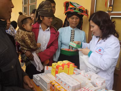 Phát thuốc và tư vấn sử dụng cho bà con đến khám bệnh nhân đạo tại Chiềng Ly huyện Thuận Châu, tỉnh Sơn La