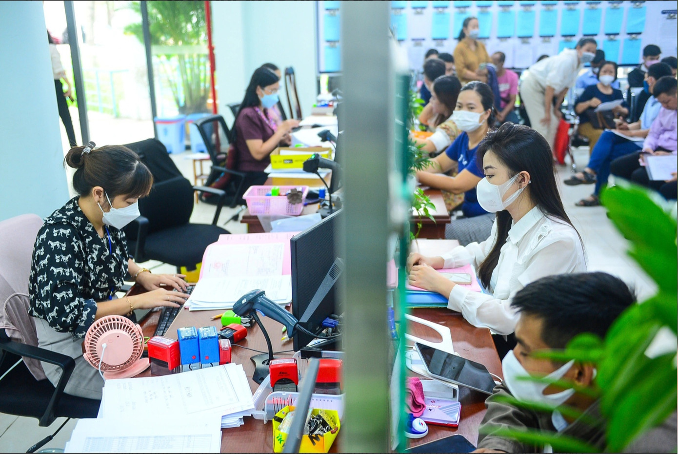 Sau sáp nhập, số lượng công việc nhiều hơn, đòi hỏi cán bộ công chức phải nỗ lực nhiều hơn (Ảnh minh họa) Sau sáp nhập, số lượng công việc nhiều hơn, đòi hỏi cán bộ công chức phải nỗ lực nhiều hơn (Ảnh minh họa)