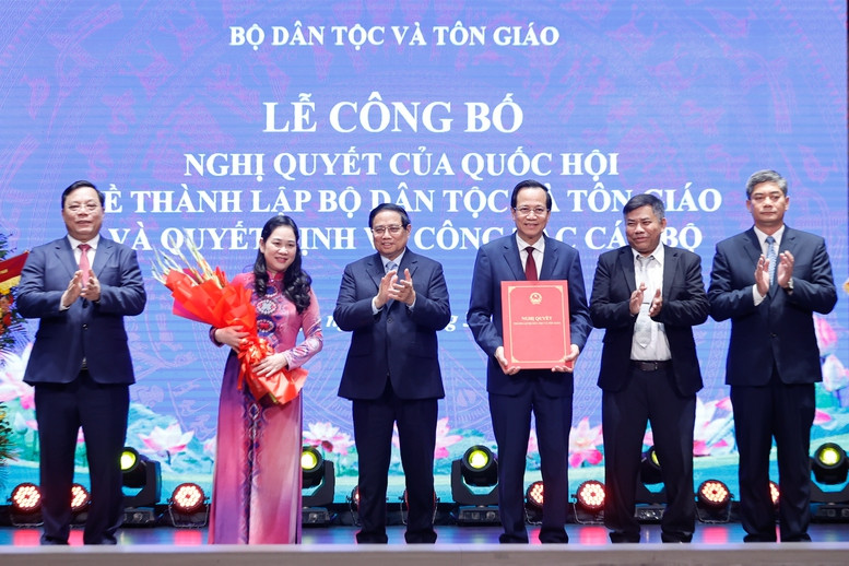 Thủ tướng trao quyết định thành lập Bộ Dân tộc và Tôn giáo cho lãnh đạo Bộ. Ảnh: Nhật Bắc