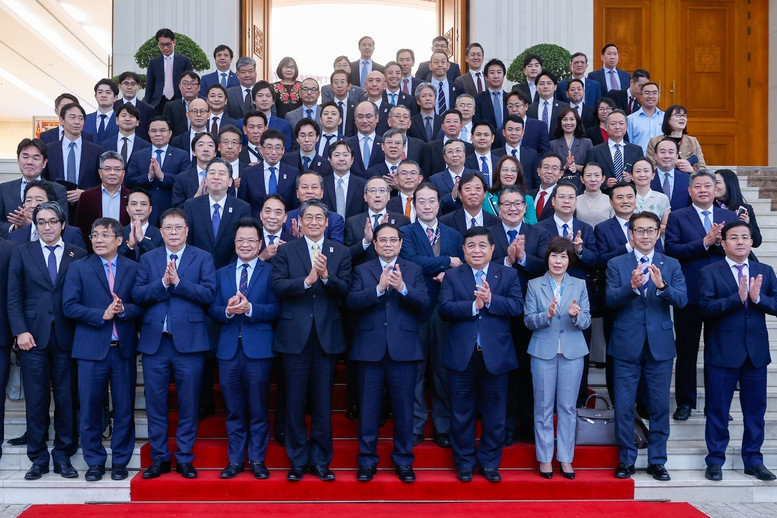 Thủ tướng và các đại biểu tại tọa đàm. Ảnh: VGP