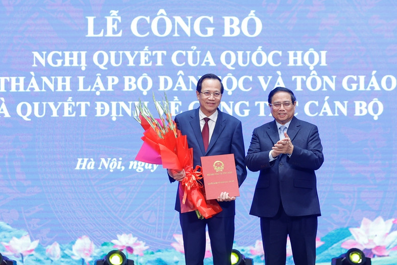 Thủ tướng trao quyết định bổ nhiệm Bộ trưởng Bộ Dân tộc và Tôn giáo cho ông Đào Ngọc Dung - Ảnh: VGP/Nhật Bắc