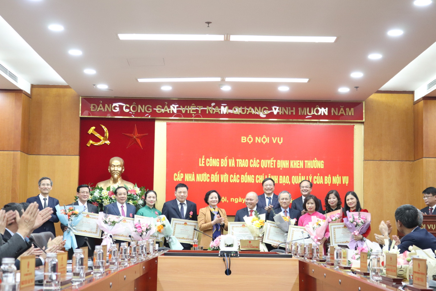 Lãnh đạo Bộ Nội vụ và các đồng chí được trao tặng Huân chương lao động hạng Ba. Ảnh: BNV Lãnh đạo Bộ Nội vụ và các đồng chí được trao tặng Huân chương lao động hạng Ba. Ảnh: BNV