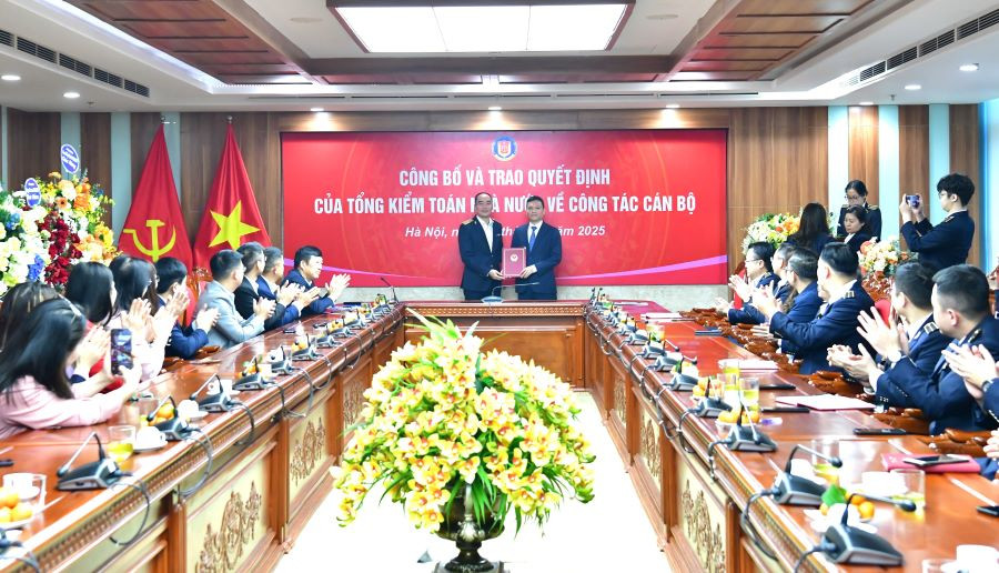 Phó Tổng Kiểm toán nhà nước Bùi Quốc Dũng trao quyết định cho ông Phạm Huy Thông. Phó Tổng Kiểm toán nhà nước Bùi Quốc Dũng trao quyết định cho ông Phạm Huy Thông.