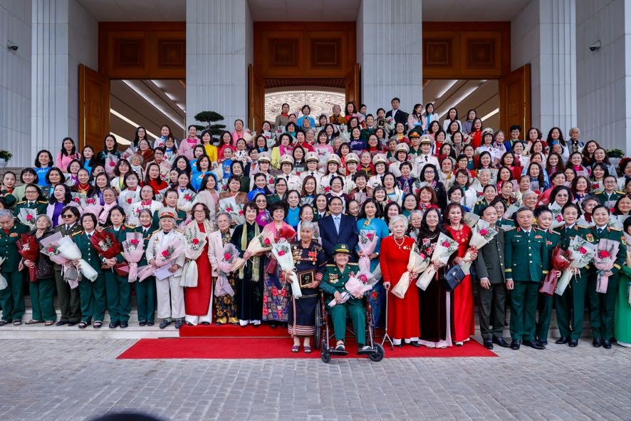 Thủ tướng chụp ảnh lưu niệm cùng các đại biểu - Ảnh: VGP/Nhật Bắc