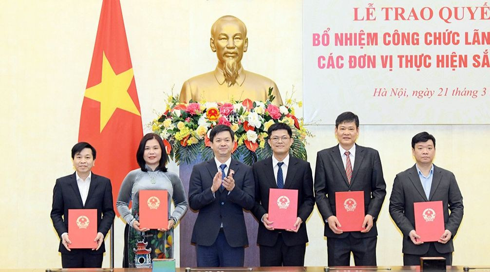 Tổng Thư ký Quốc hội, Chủ nhiệm Văn phòng Quốc hội Lê Quang Tùng trao Quyết định bổ nhiệm lãnh đạo Cục Quản trị. Ảnh: Lâm Hiển. Tổng Thư ký Quốc hội, Chủ nhiệm Văn phòng Quốc hội Lê Quang Tùng trao Quyết định bổ nhiệm lãnh đạo Cục Quản trị. Ảnh: Lâm Hiển.