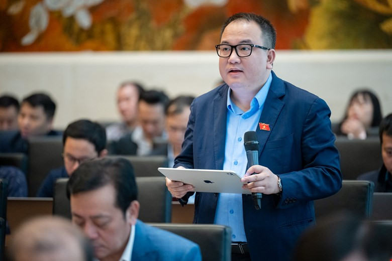 Đại biểu góp ý cho dự án luật.