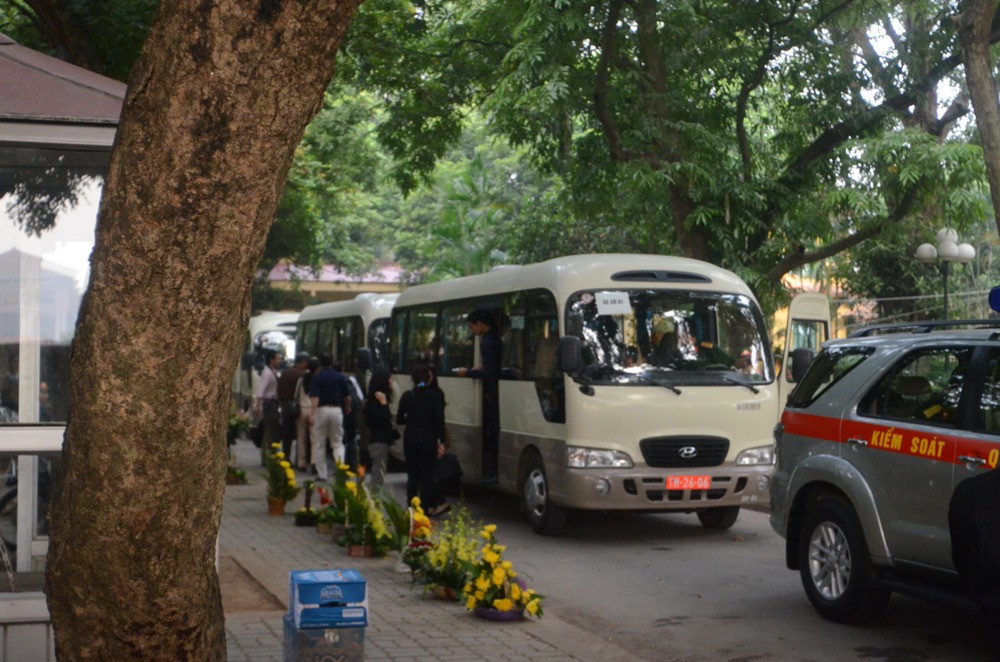 Đoàn xe chở người nhà Đại tướng đến nhà tang lễ