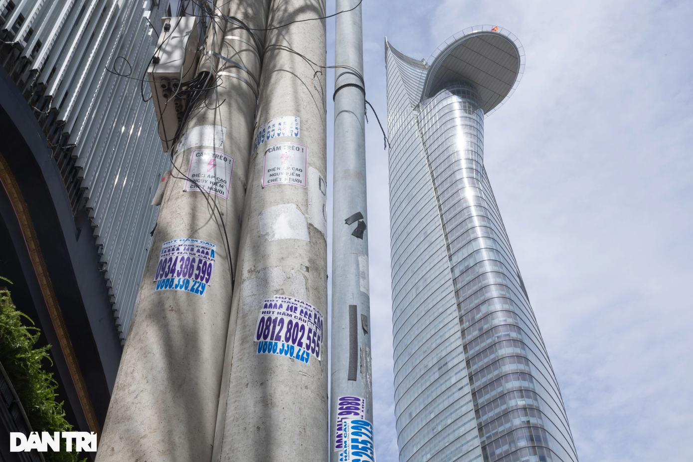 Ngay cả các khu vực trung tâm thành phố, nhiều cột điện đã trở thành điểm dán quảng cáo cho dịch vụ "hút hầm cầu".