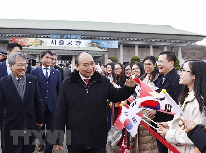Chủ tịch nước Nguyễn Xuân Phúc cùng bà con Việt Kiều tại lễ đón. (Ảnh: Thống Nhất/TTXVN) Chủ tịch nước Nguyễn Xuân Phúc cùng bà con Việt Kiều tại lễ đón. (Ảnh: Thống Nhất/TTXVN)
