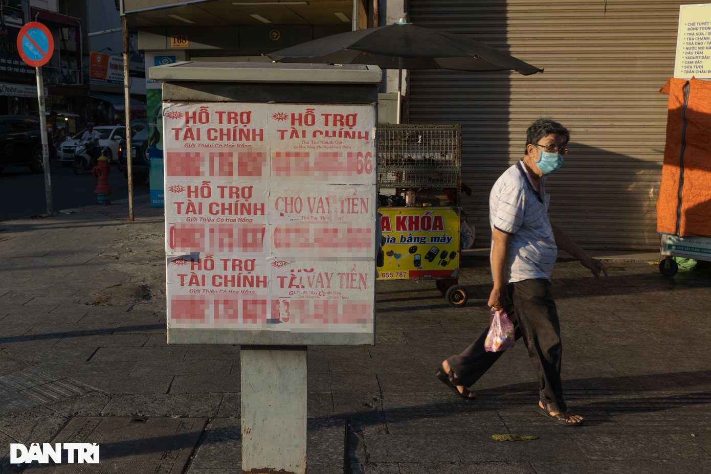 Nhiều tuyến đường ở TPHCM bị bủa vây bởi các loại tờ rơi quảng cáo, rao vặt trong đó "hỗ trợ tài chính" và "hút hầm cầu" là hai nội dung có mặt nhiều nhất. Trong ảnh, một trụ điện trên đường Tháp Mười (phường 2, quận 6, TPHCM) bị dán dày đặc những tờ rao "hỗ trợ tài chính".