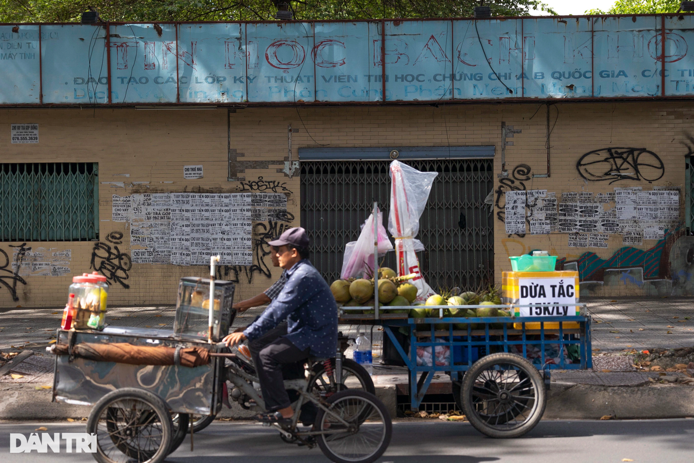 Tương tự, một bức tường trên đường Tô Hiến Thành (quận 10) tràn ngập các tờ quảng cáo.