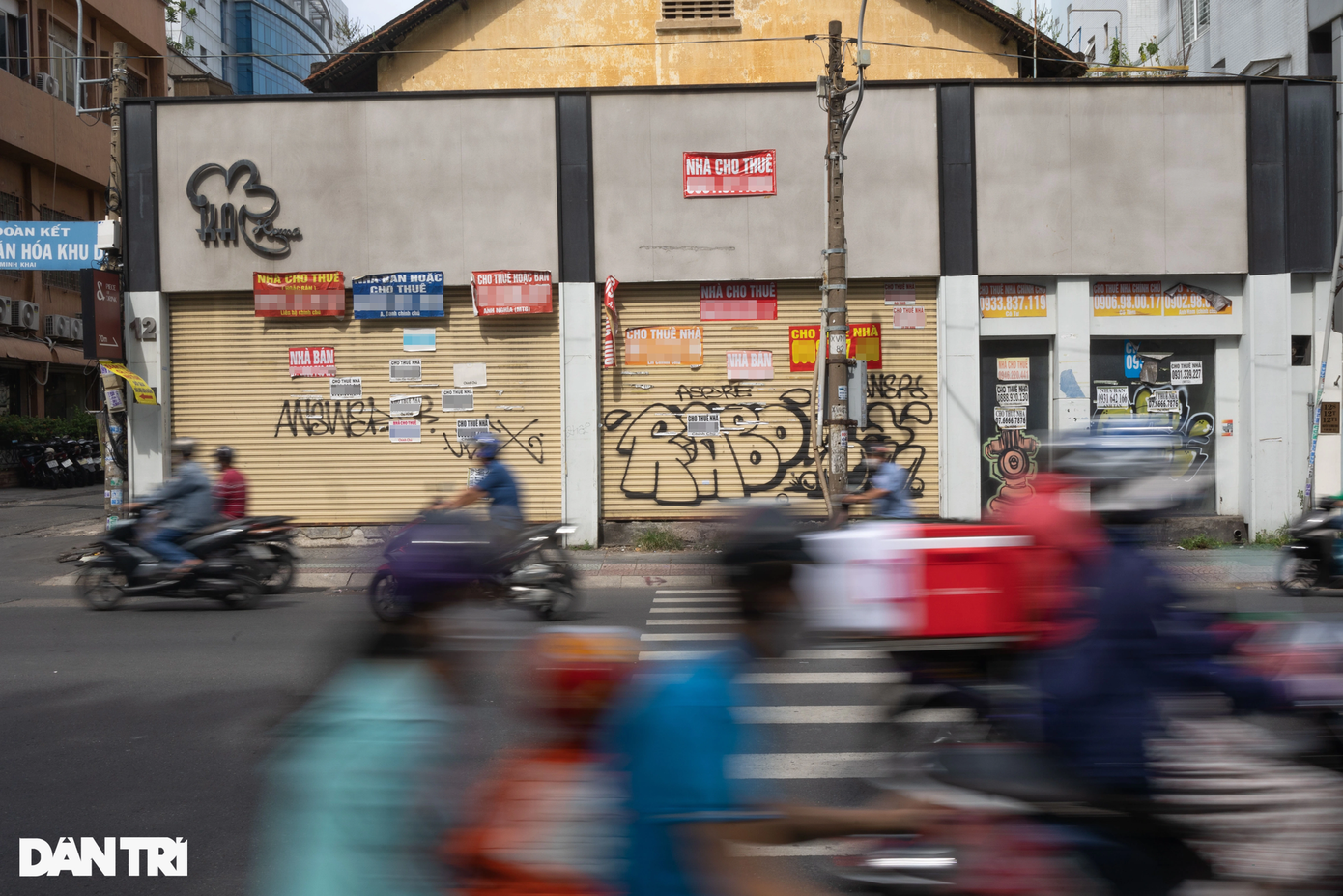 Một căn nhà trên đường Nguyễn Thị Minh Khai (phường Đa Kao, quận 1) bị dán đầy ắp các tờ quảng cáo với dịch vụ "nhà cho thuê".