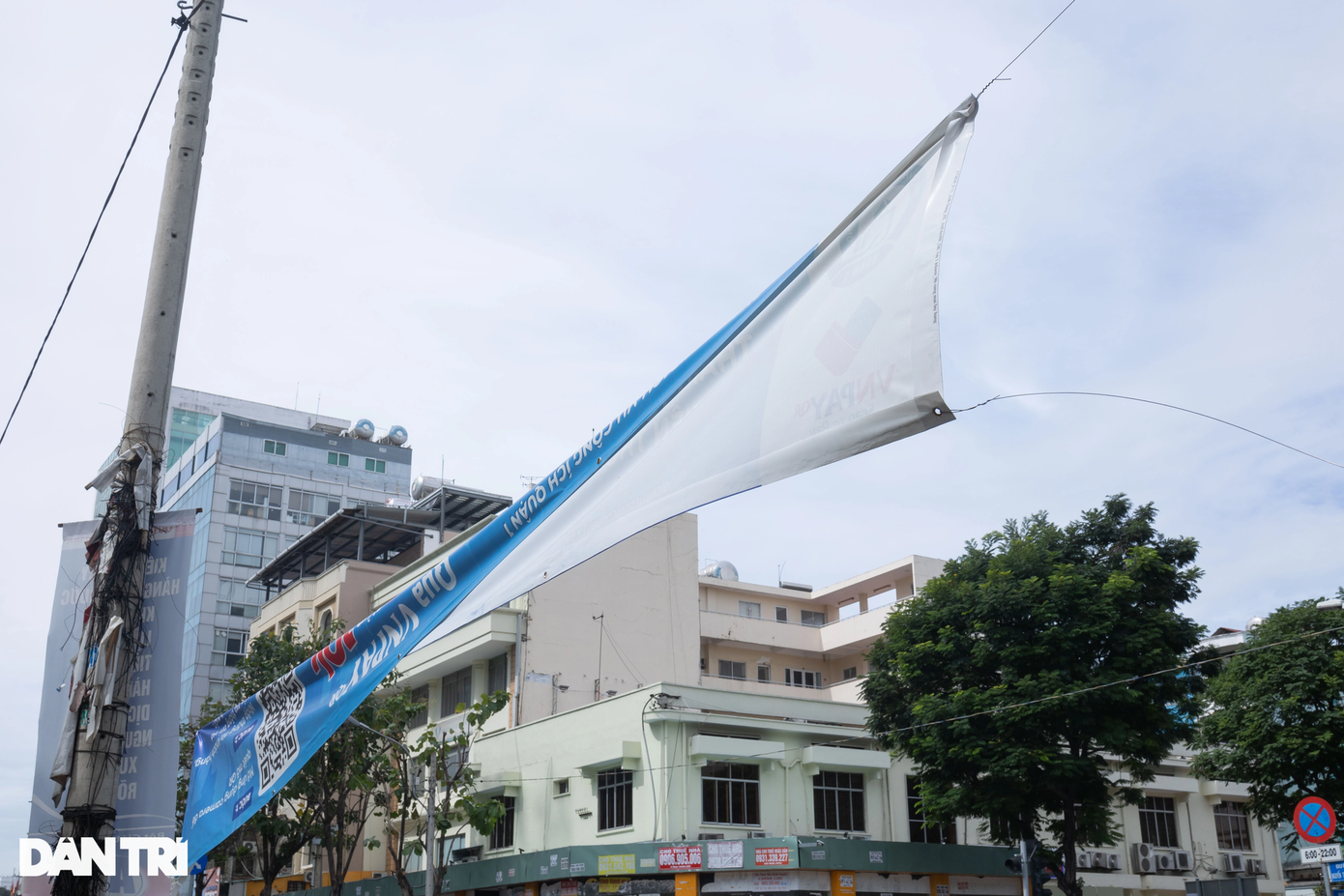Vừa qua, tại buổi giải trình về hiệu quả quản lý Nhà nước về hoạt động quảng cáo trên địa bàn TPHCM. Ông Võ Trọng Nam - Phó Giám đốc Sở VHTT cho biết, TPHCM có các mô hình quảng cáo tại xã, phường nhưng hiệu quả chưa cao, chưa đáp ứng được nhu cầu của người dân, doanh nghiệp. Riêng việc tháo dỡ các loại quảng cáo, rao vặt cũng là vấn đề, nhiều đối tượng còn gắn dao lam, lưỡi câu bên trong tờ quảng cáo để làm khó cơ quan chức năng. Trong ảnh: Một băng rôn quảng cáo treo sập xệ, làm mất mỹ quan đô thị trên đường Nguyễn Thị Minh Khai (phường Đa Kao, quận 1).