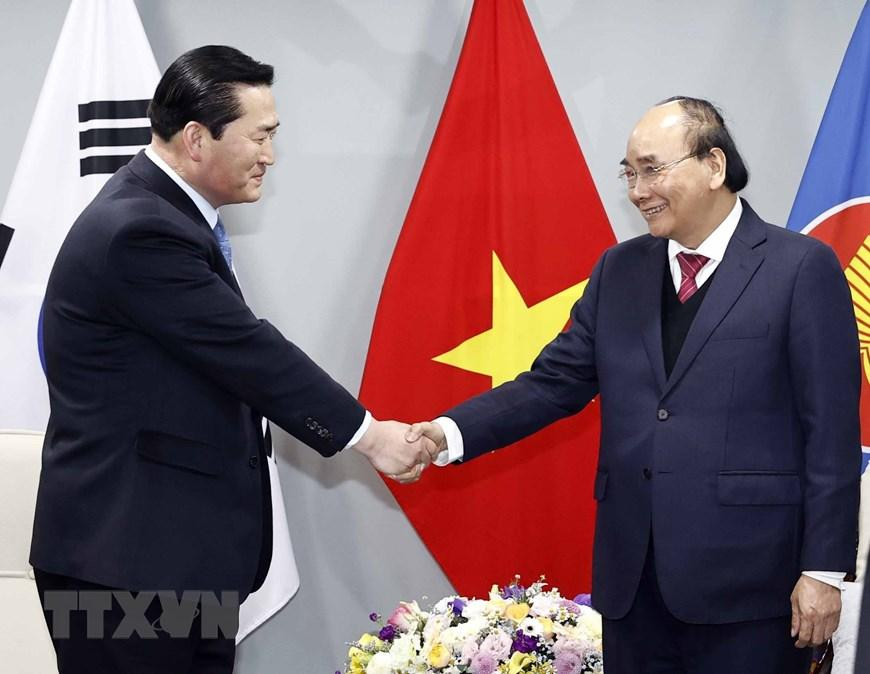 Chủ tịch nước Nguyễn Xuân Phúc tiếp Chủ tịch Hiệp hội kinh tế, Văn hóa Hàn Quốc-Việt Nam Kim Kil Soo. (Ảnh: Thống Nhất/TTXVN)