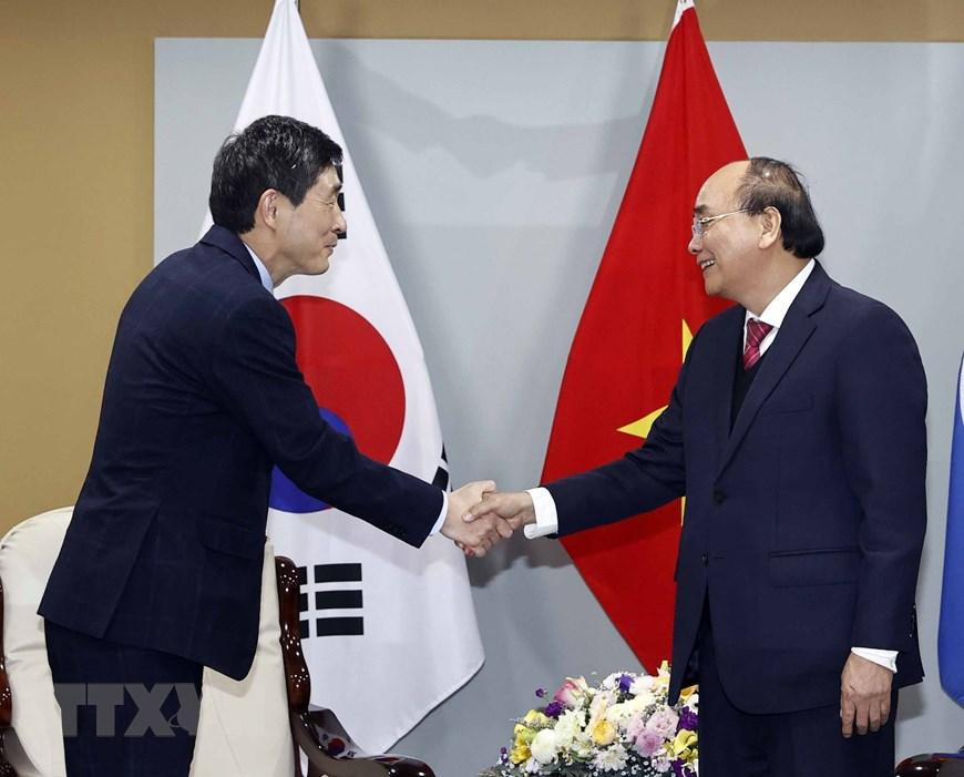 Chủ tịch nước Nguyễn Xuân Phúc tiếp Trưởng nhóm Hội những người uy tín Hàn Quốc, cựu Đại sứ tại Việt Nam Lee Hyuk. (Ảnh: Thống Nhất/TTXVN)