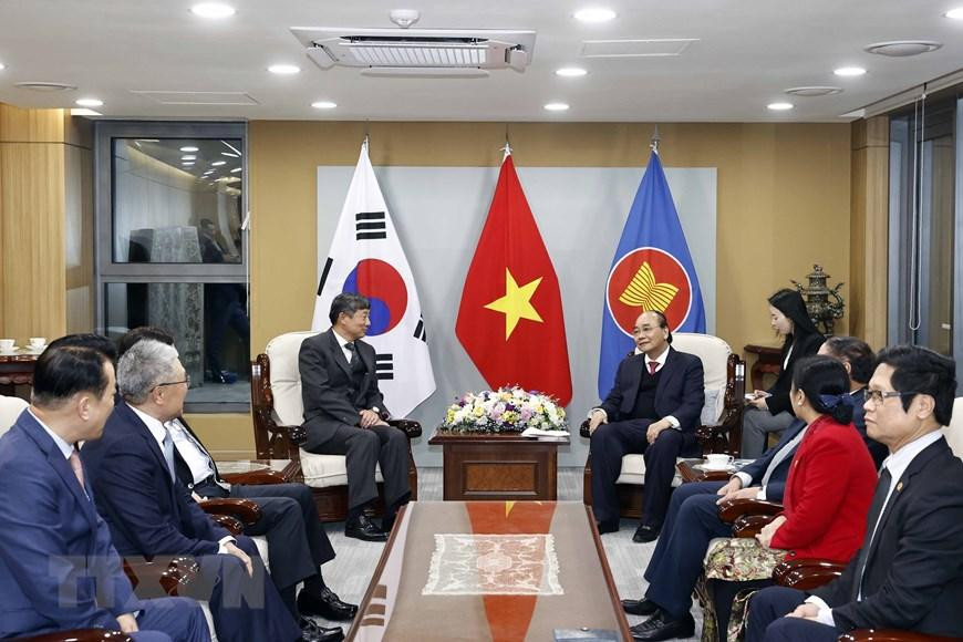 Chủ tịch nước Nguyễn Xuân Phúc tiếp Chủ tịch Hội hữu nghị Hàn-Việt Kim Joon. (Ảnh: Thống Nhất/TTXVN)