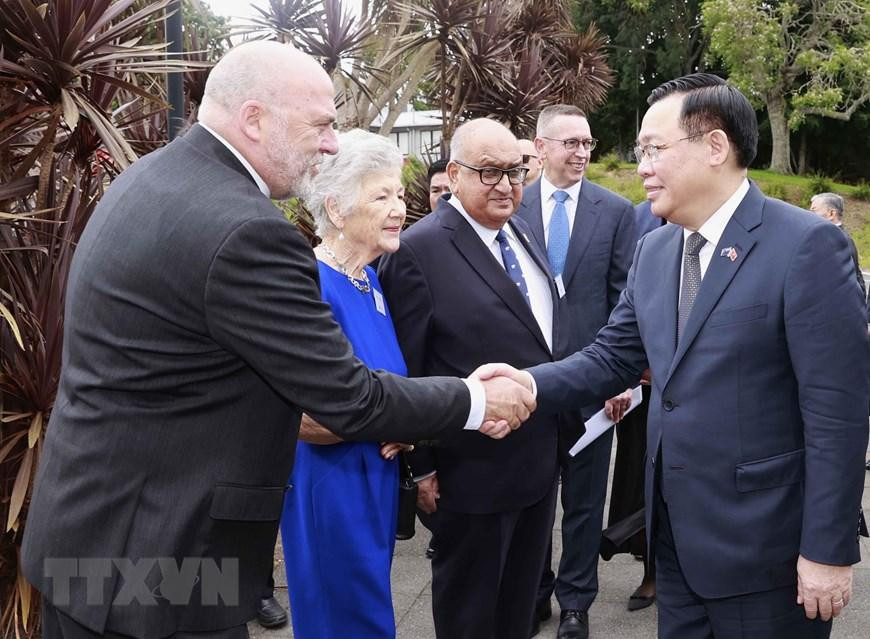 Lãnh đạo Đại học Waikato đón Chủ tịch Quốc hội Vương Đình Huệ. (Ảnh: Doãn Tấn/TTXVN)