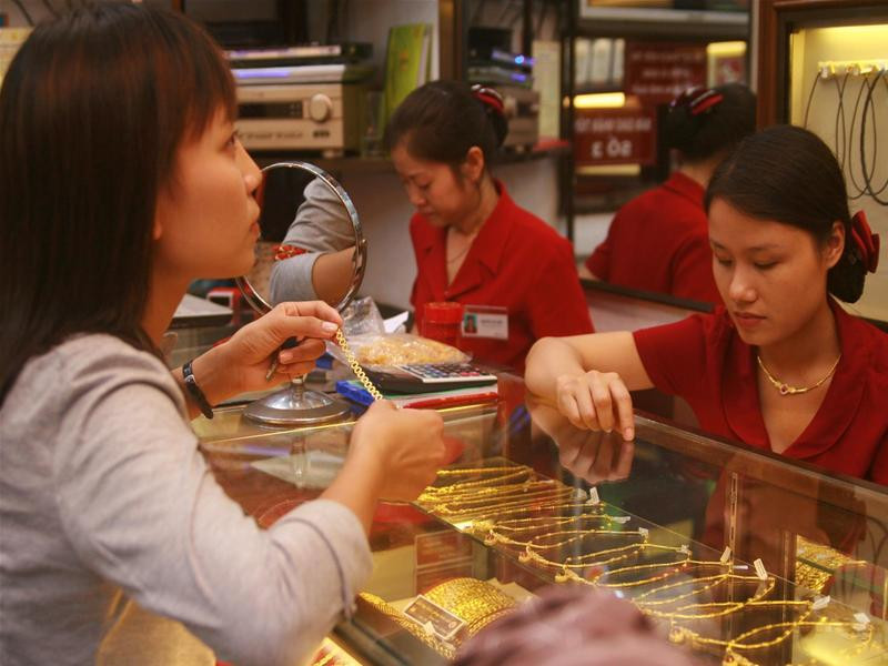 Khách hàng giao dịch tại Công ty Bảo tín Minh Châu. Ảnh Minh Đức