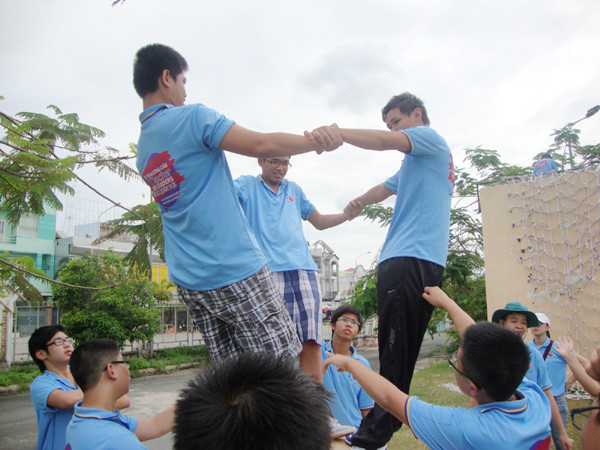 Học sinh rèn luyện lòng dũng cảm và sự tự tin. Học sinh rèn luyện lòng dũng cảm và sự tự tin