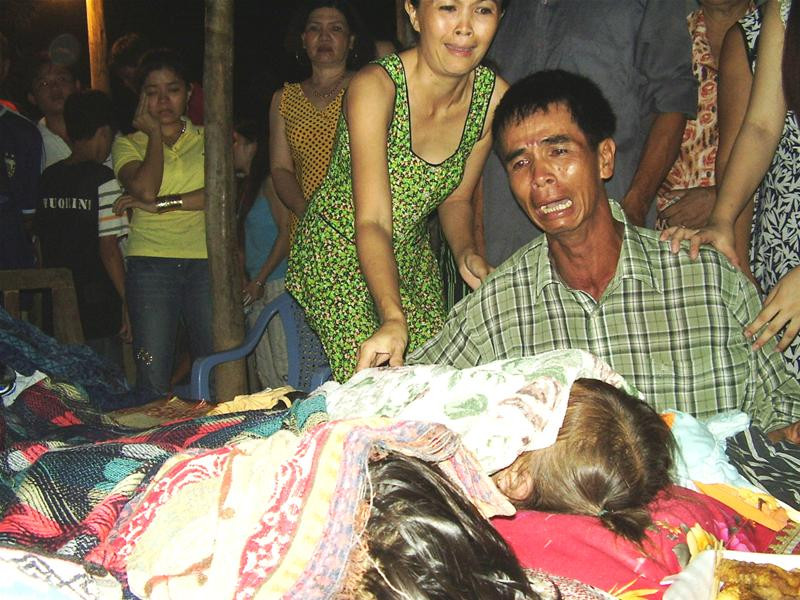 Vợ chồng anh Hà bên xác 3 đứa con