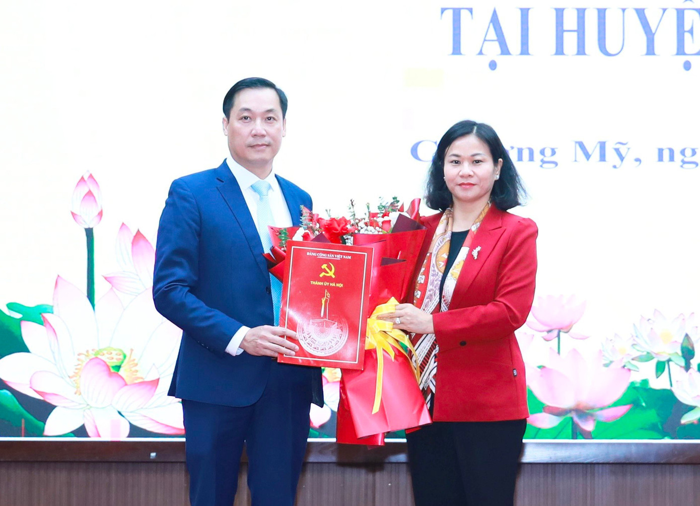 Phó Bí thư Thường trực Thành ủy Hà Nội Nguyễn Thị Tuyến trao Quyết định của Ban Thường vụ Thành uỷ và tặng hoa chúc mừng ông Nguyễn Anh Đức.