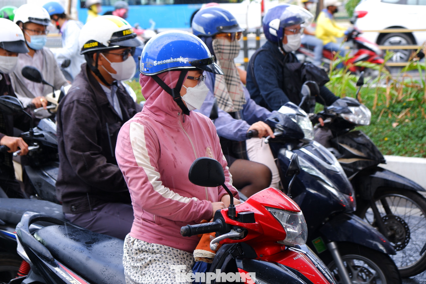 Cơ quan khí tượng cũng dự báo, tại TPHCM, từ ngày 2/5 trở đi, chiều tối và đêm có nơi có mưa dông ở khoảng 1/3 diện tích khu vực thành phố.