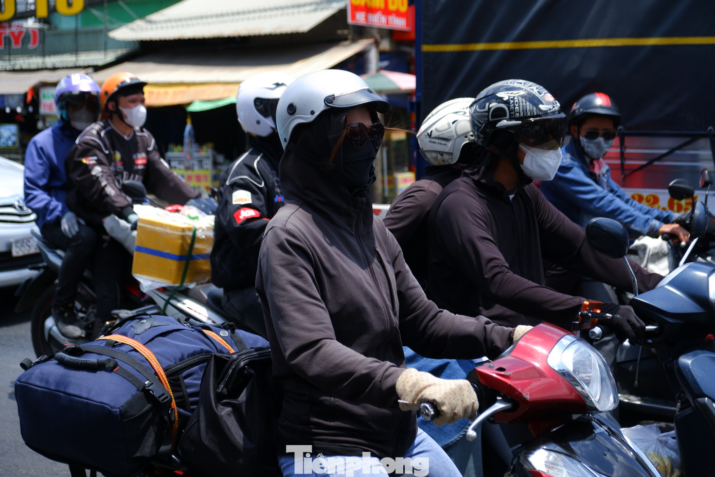 Trên quốc lộ 1 - cửa ngõ phía Tây thành phố, người dân lỉnh kỉnh đồ đạc quay trở lại TPHCM sau kỳ nghỉ.