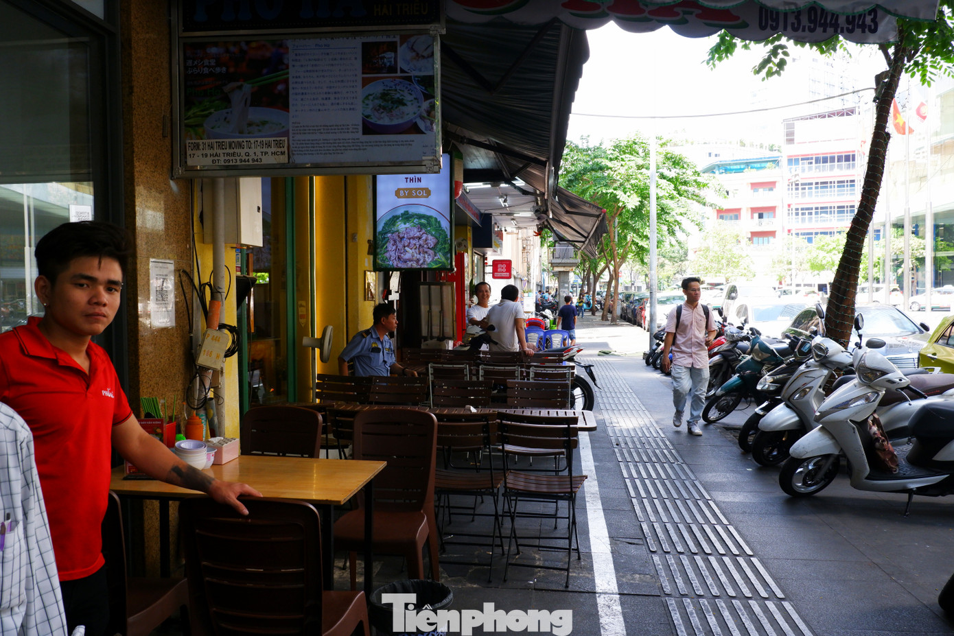 Hiện nay UBND quận 1 đang thí điểm thu phí sử dụng tạm thời hè phố trên 11 tuyến đường trung tâm TPHCM. Ảnh: H.H Hiện nay UBND quận 1 đang thí điểm thu phí sử dụng tạm thời hè phố trên 11 tuyến đường trung tâm TPHCM. Ảnh: H.H