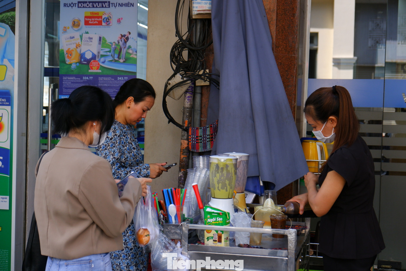 Theo ghi nhận của PV, trong buổi sáng 9/5, việc kinh doanh ở khu vực đường Hải Triều ngăn nắp và trật tự.