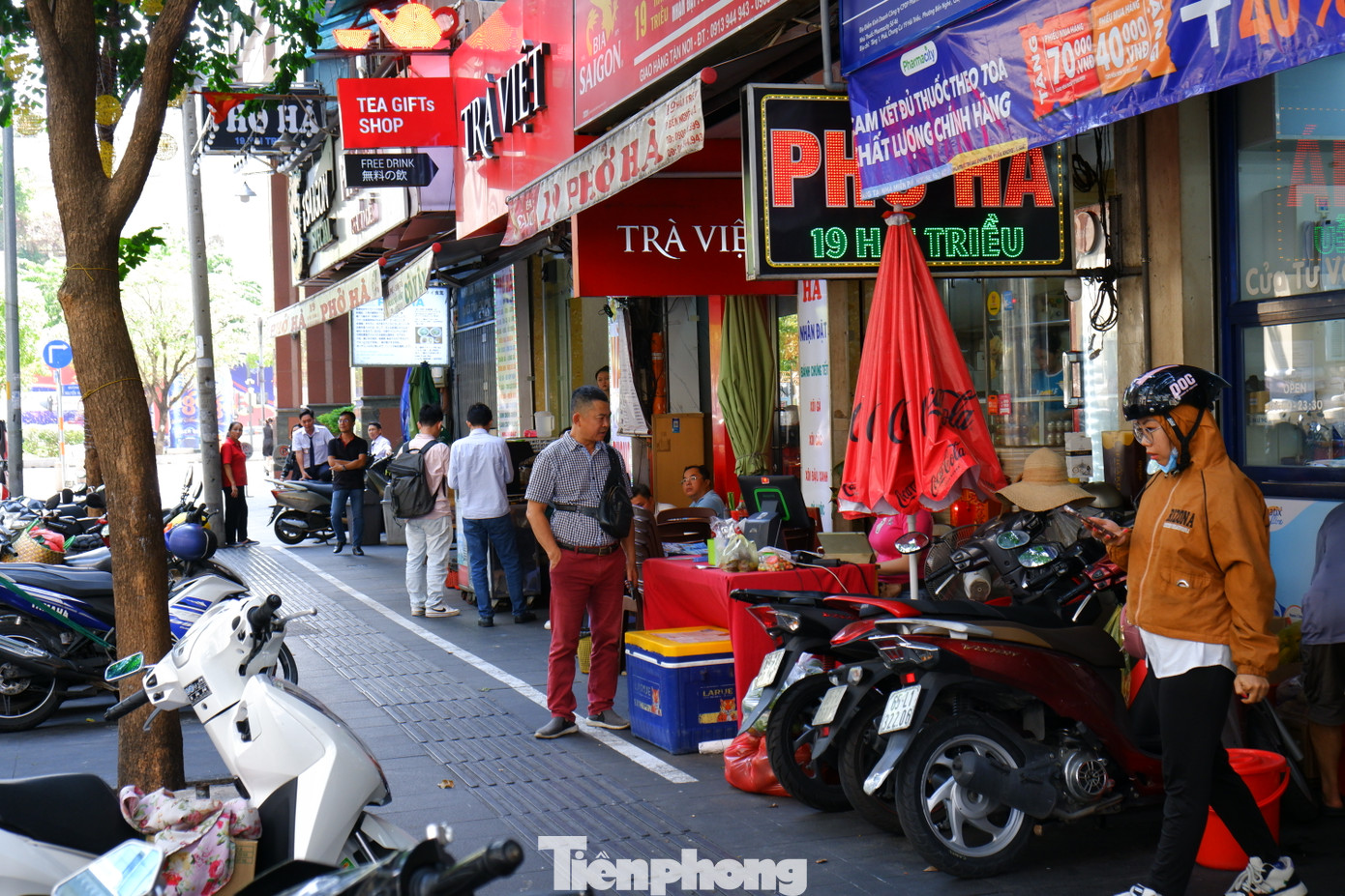 Các tuyến đường thí điểm gồm: Đường Hoàng Sa (phường Tân Định), đường Mạc Đĩnh Chi (phường Đa Kao); đường Hải Triều và đường Chu Mạnh Trinh (phường Bến Nghé), đường Lê Thánh Tôn, đường Phan Bội Châu và đường Phan Chu Trinh (phường Bến Thành), đường Hàm Nghi (Phường Nguyễn Thái Bình), đường Trần Hưng Đạo (Phường Phạm Ngũ Lão, Nguyễn Cư Trinh, Cầu Ông Lãnh, Cầu Kho), đường Cô Bắc (phường Cầu Ông Lãnh), đường Võ Văn Kiệt (phường Cô Giang).