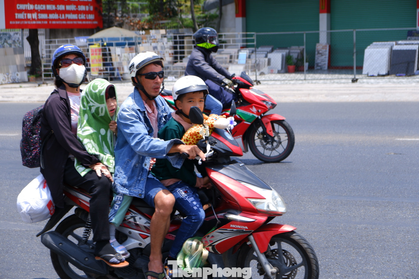 TPHCM bước vào đợt nắng nóng, nền nhiệt cao nhất 35 độ C, độ ẩm thấp, chỉ số tia cực tím (UV) ở ngưỡng gây hại cao. Ảnh minh họa: Hữu Huy