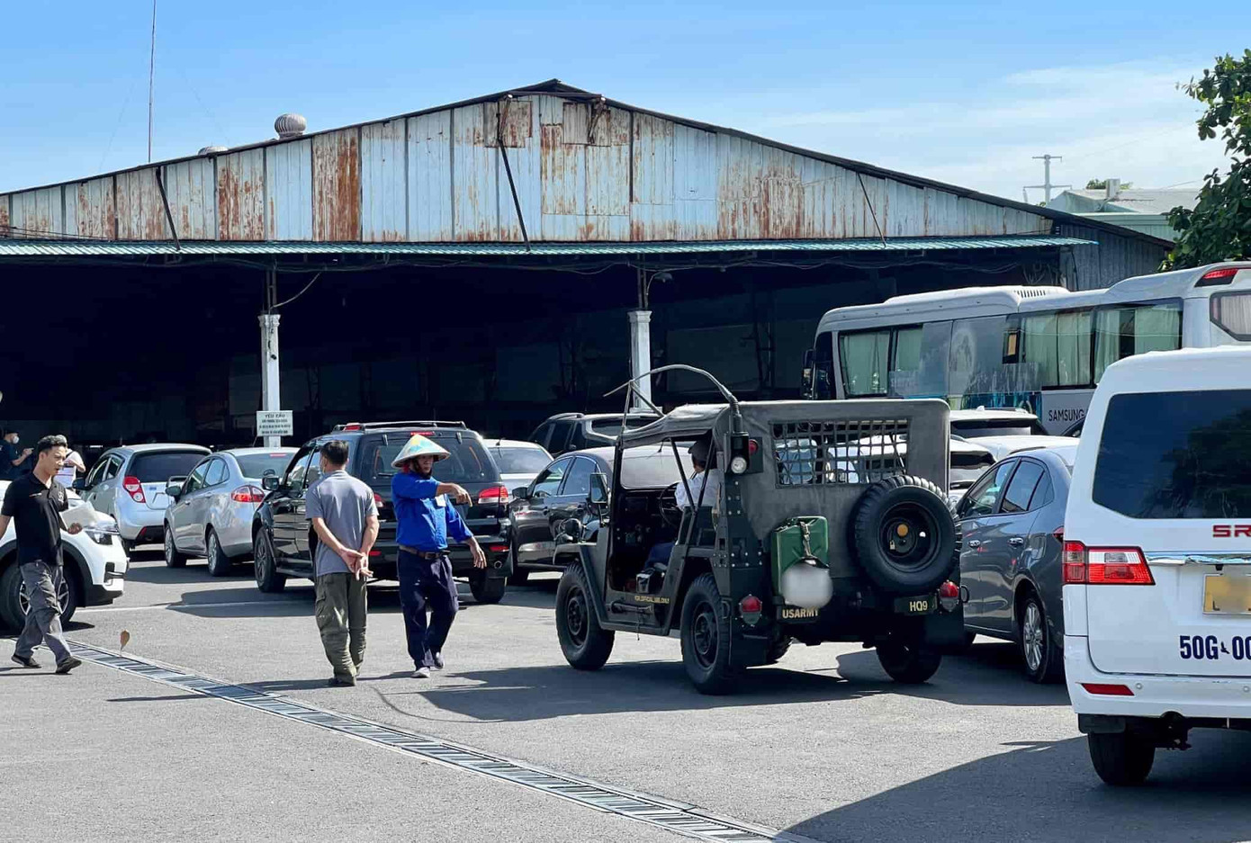 Bên ngoài TTĐK 50-03S ở TP Thủ Đức. Bên ngoài TTĐK 50-03S ở TP Thủ Đức.