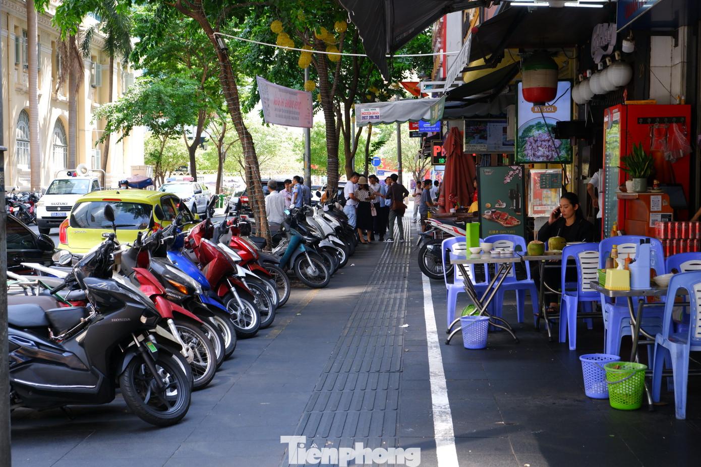 Theo ghi nhận của PV vào sáng 9/5, một đoạn vỉa hè đường Hải Triều (phường Bến Nghé, quận 1) được kẻ vạch vàng làm nơi trông, giữ xe máy miễn phí, một phần vỉa hè còn lại được kẻ vạch trắng để các hộ kinh doanh sử dụng và phải đóng phí, không gian ở giữa là dành cho người đi bộ.