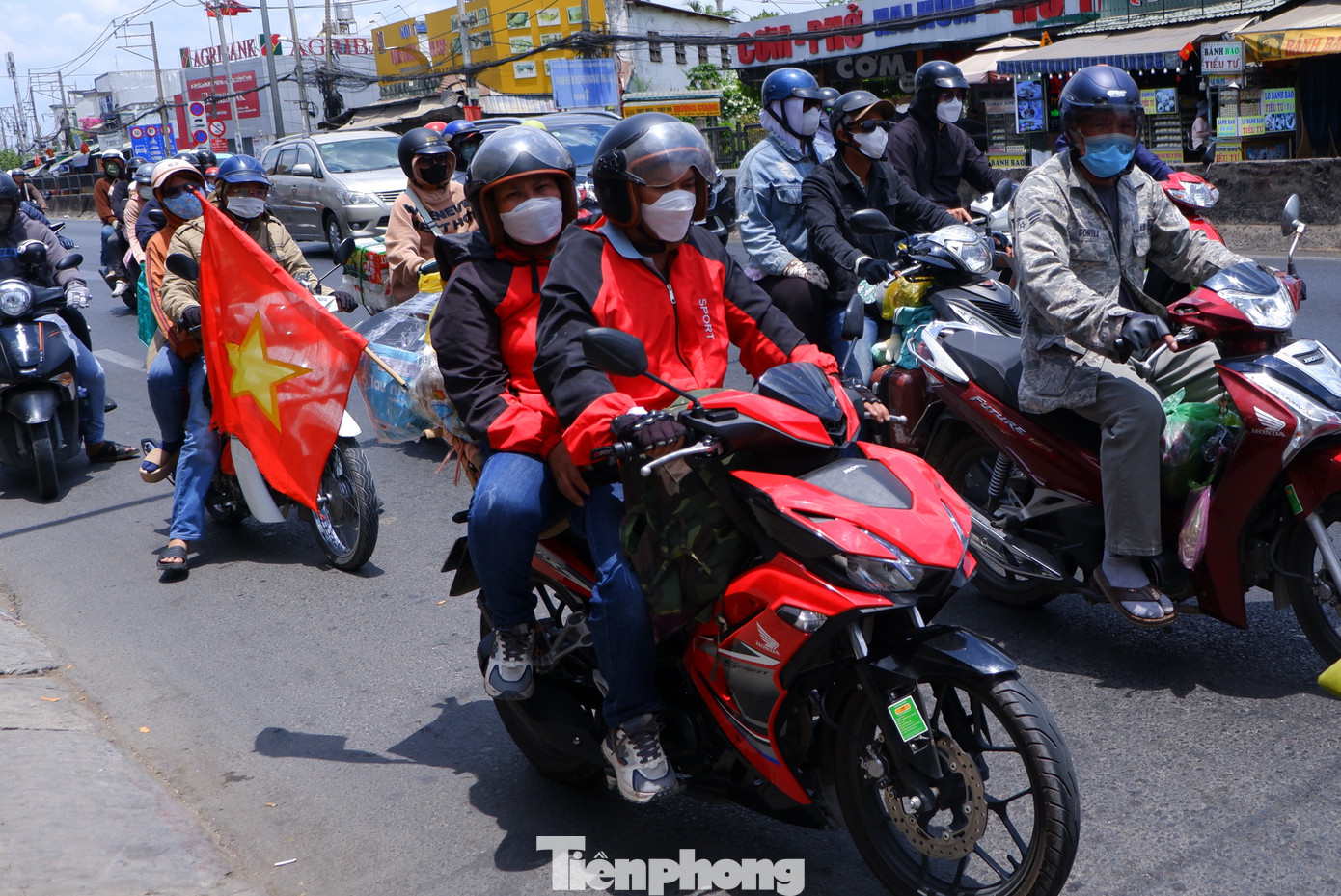 Đài Khí tượng Thủy văn khu vực Nam bộ dự báo, trong hôm nay (1/5), nắng nóng tiếp tục xuất hiện trên TPHCM và khu vực Nam bộ, có nơi nắng nóng gay gắt. Nhiệt độ cao nhất từ 36-38 độ C, có nơi trên 38 độ C.