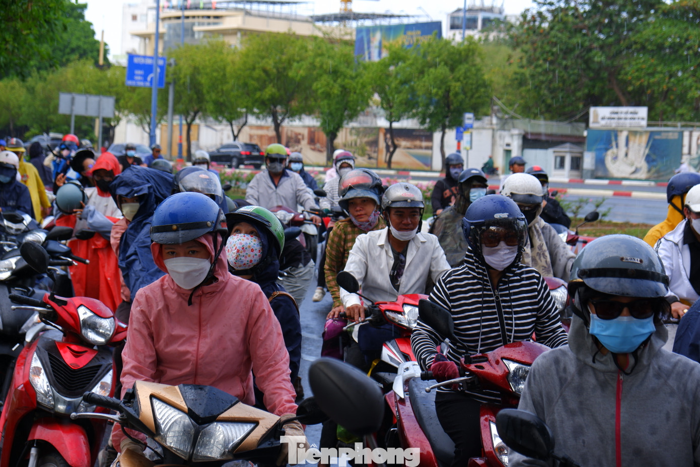 Giao thông qua khu vực ùn ứ.