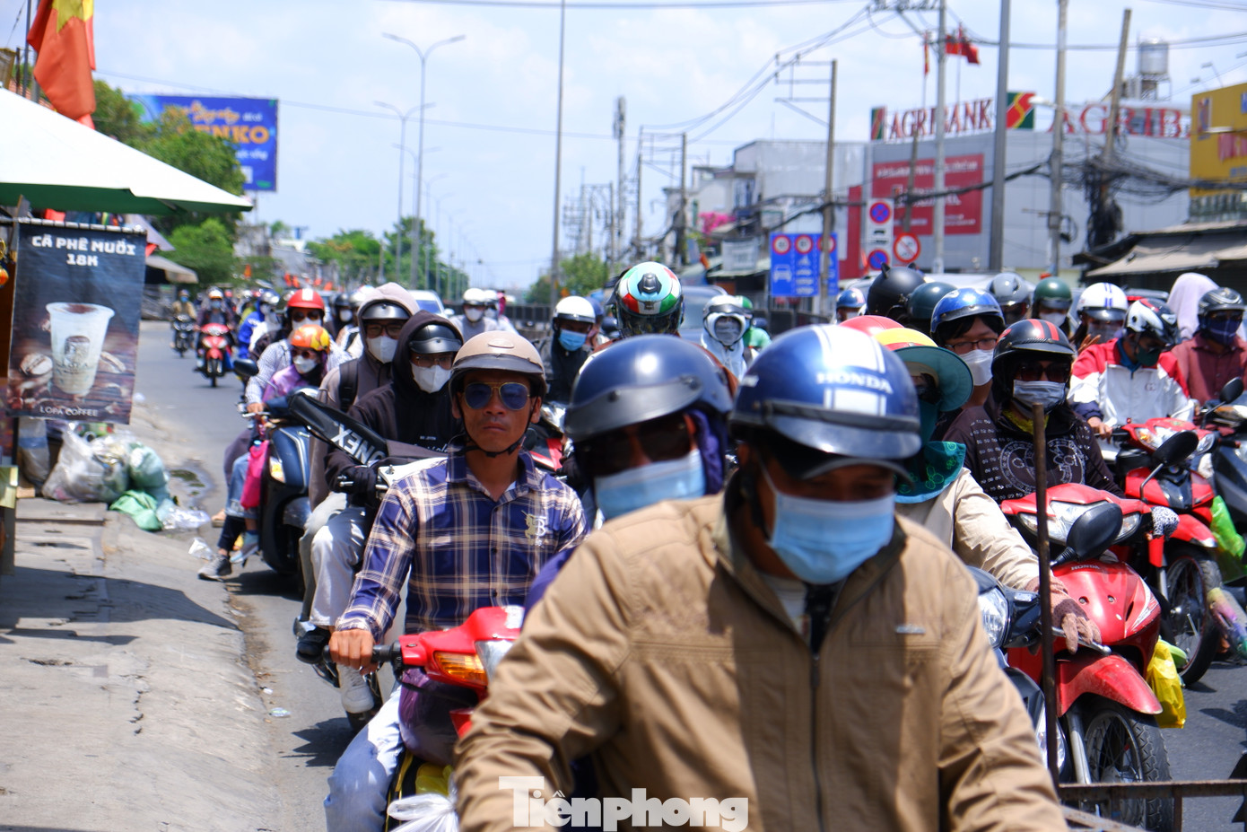 Từ sáng đến trưa 1/5, người dân từ các tỉnh, thành miền Tây Nam bộ di chuyển bằng xe máy ùn ùn trở về TPHCM.