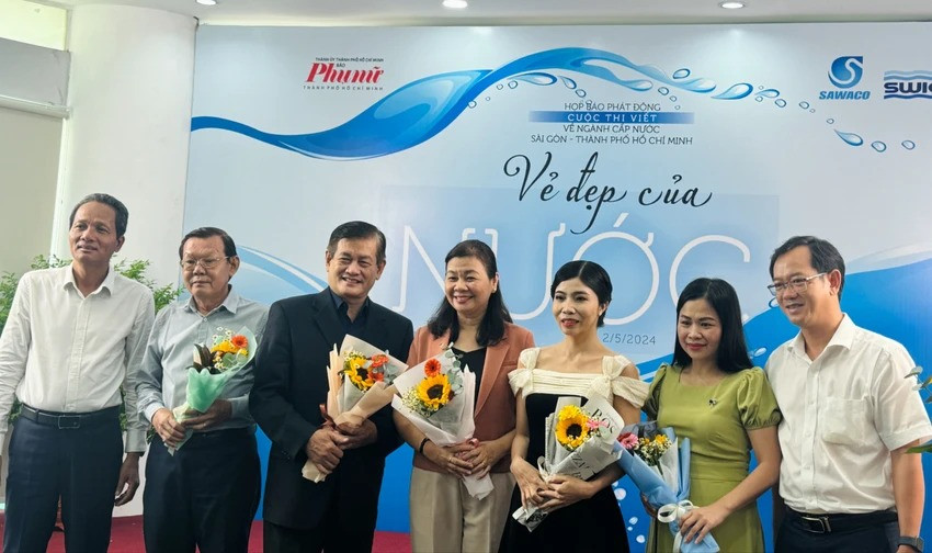 Ban tổ chức cuộc thi tặng hoa đến các thành viên Ban giám khảo. Ảnh: ĐT Ban tổ chức cuộc thi tặng hoa đến các thành viên Ban giám khảo. Ảnh: ĐT