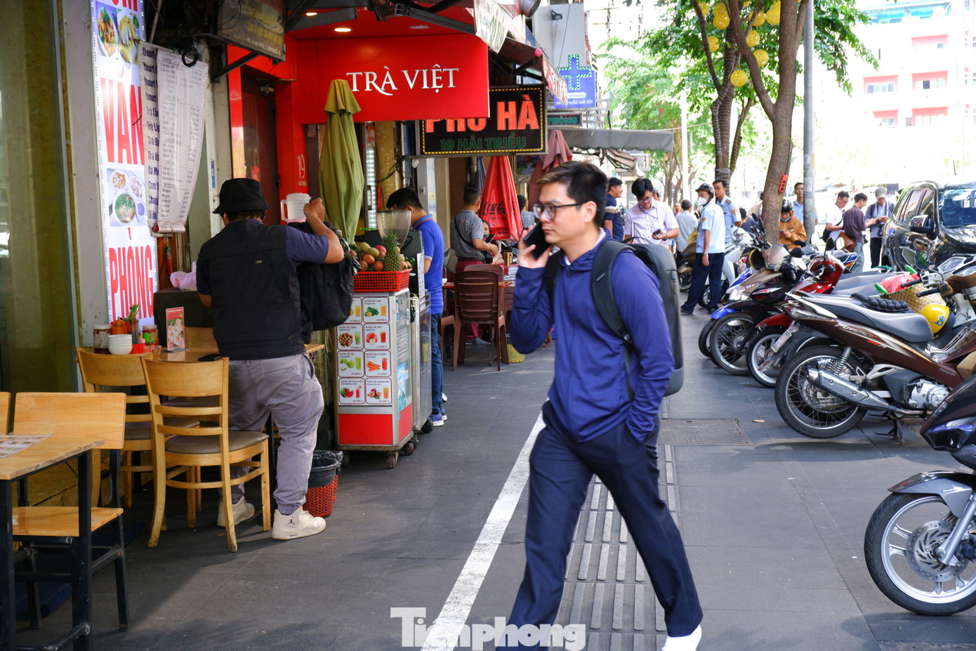 Đại diện UBND quận 1 cho biết, việc tổ chức thí điểm sử dụng một phần hè phố với 11 tuyến đường đủ điều kiện làm điểm kinh doanh dịch vụ, mua, bán hàng hóa trên địa bàn quận sẽ thực hiện từ ngày 9/5 đến 30/9. Sau đó, địa phương sẽ đánh giá việc thí điểm để triển khai những bước tiếp theo.