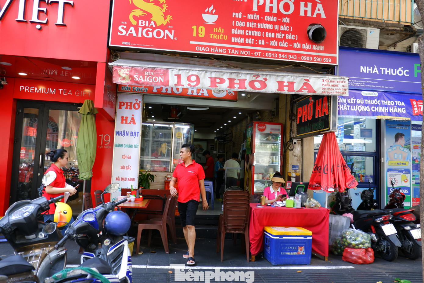 Một số hàng quán kê thêm bàn ghế, quầy phục vụ ở không gian bên ngoài theo phạm vi được quy định.